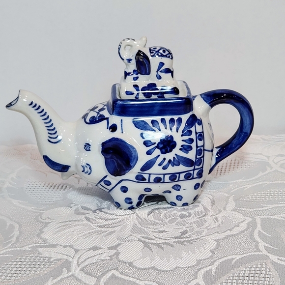 Decorative miniature elephant tea pot - Picture 3 of 12